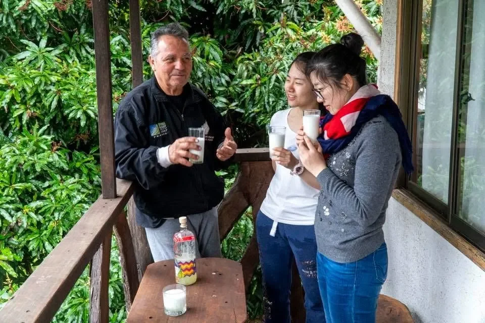 Don Beto Lillo compartiendo con huéspedes en la terraza